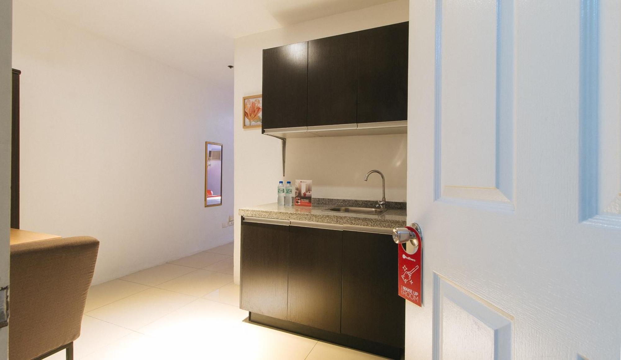 Reddoorz @ Melbourne Suites Makati Makati City Extérieur photo